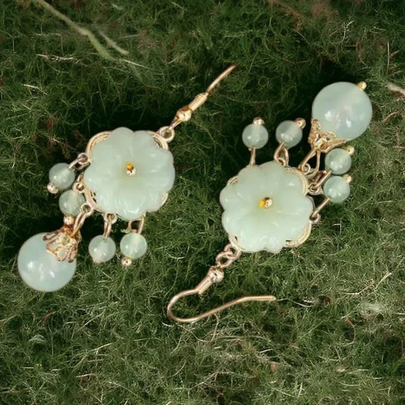 RETRO IMPERIAL STYLE GOLD AND JADE COLORED DROP BEADED EARRINGS - Picture 4 of 5